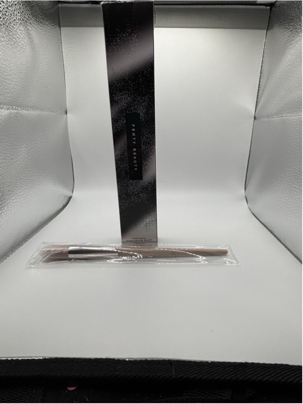 Fenty Beauty Highlighter Brush 135 NIB - Picture 3 of 7